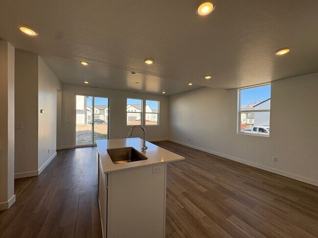 Foto del edificio - Gorgeous End-Unit Townhome in beautiful Sa...