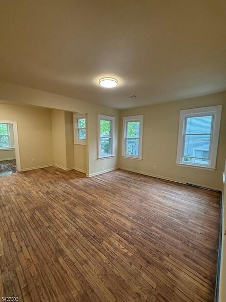 Foto del edificio - 151-151 Scheerer Ave