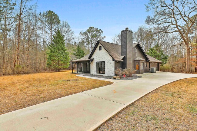 Foto del edificio - Fully Renovated 4BR Ranch Steps From Serenbe!!! Privacy, Nature & Modern Living