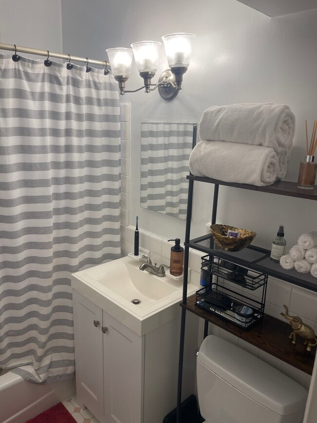 Bath - will be reno by move in - 2515 K St NW