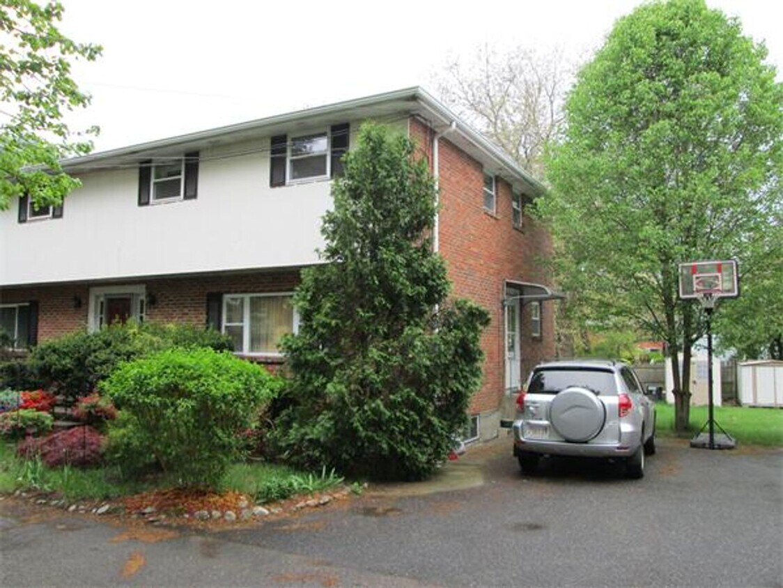 Gorgeous single family home in Needham available for rent NOW! - Gorgeous single family home in Needham available for rent NOW!