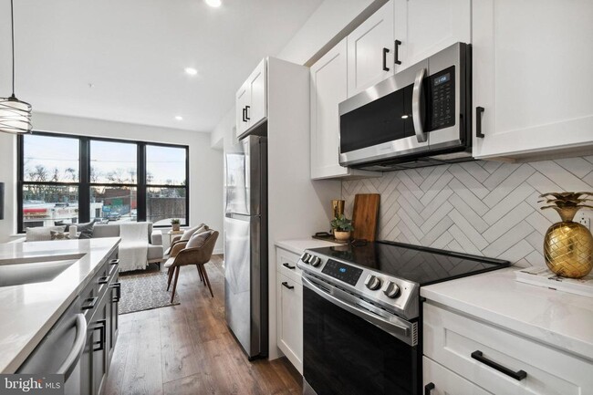 Building Photo - 6211 Woodbine Ave