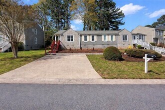 Building Photo - 340 Red Oak Run SW