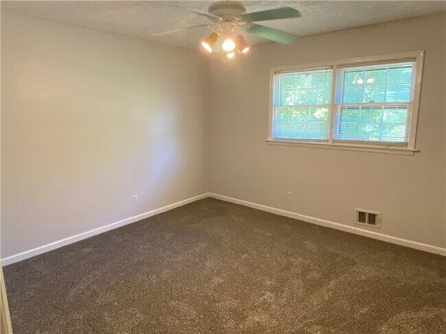 Building Photo - 401 Pilgrim Ct