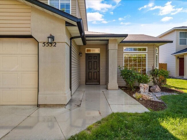 Foto del edificio - 3 Bedroom 2.5 Bathroom Home in Southwest B...