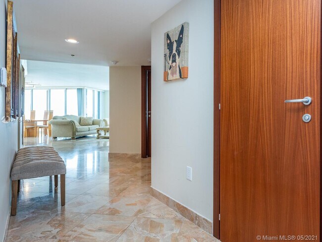 Building Photo - 16711 Collins Ave