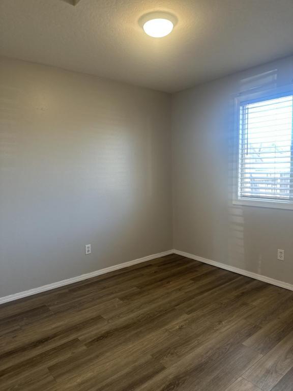 Building Photo - 2412 W Sweetbay Ave