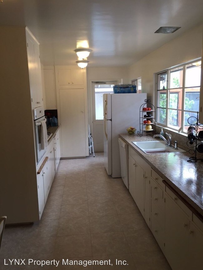 Building Photo - 2 br, 1.5 bath Apartment - 3072 Calle Fresno