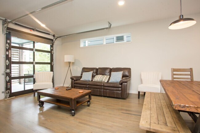 Foto del edificio - Beautifull 2BR 2.5 BA Home Located in East...