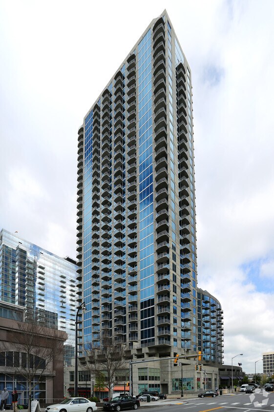 Foto principal - Twelve Centennial Park Condominium High Rise