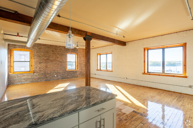 3BR, 1.5BA - 1668SF - Living Room - Bucktown Lofts