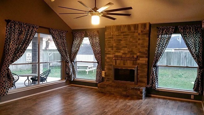 Building Photo - 1210 Willowbriar Ln