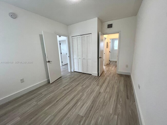 Foto del edificio - 1900 Calais Dr