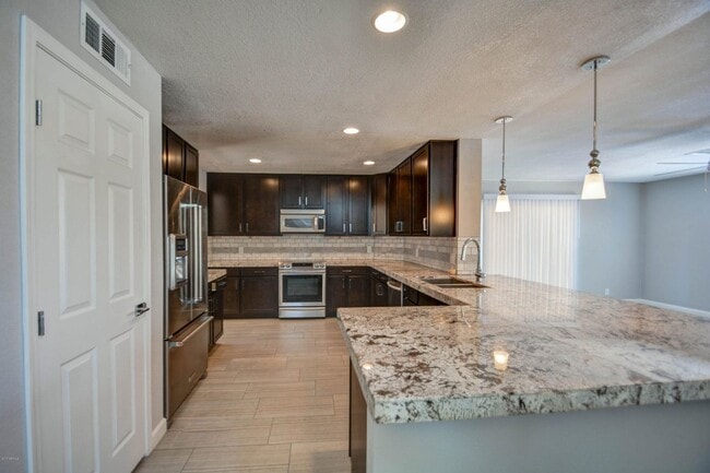 Offering 3 spacious bedrooms, 2.5 baths, l... - Offering 3 spacious bedrooms, 2.5 baths, l... House