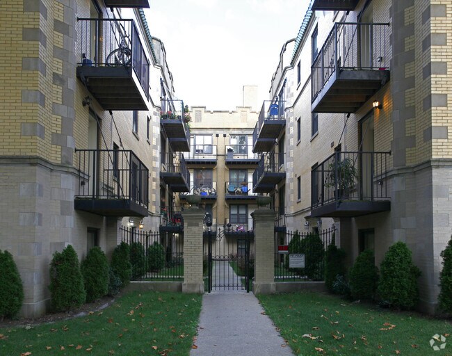 650008 N Claremont Ave. 6500 N Claremont Ave Chicago, IL Apartments for Rent in Chicago