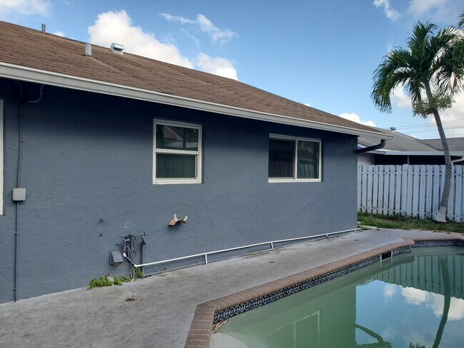 Building Photo - 4930 NW 85th Ter