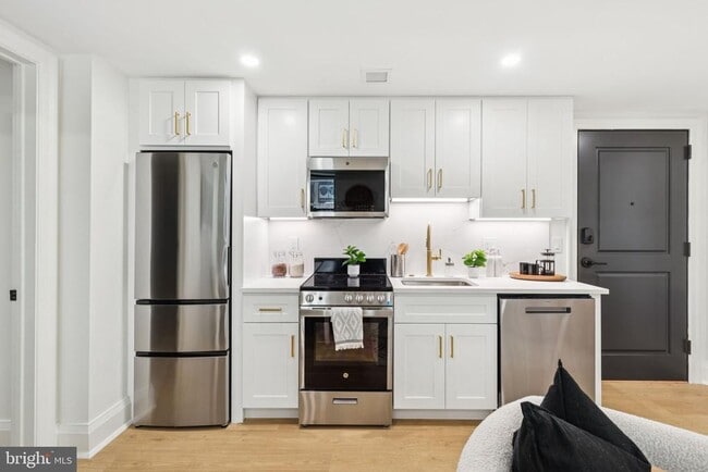 Building Photo - 135 S 19th St