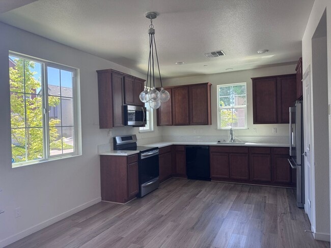 Building Photo - 3 BR/2.5BA | Newly Renovated Single Family Home | 1-Car Garage |Near Franklin Blvd!