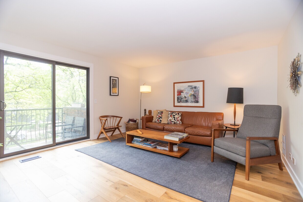 Living - 1330 N La Salle Dr