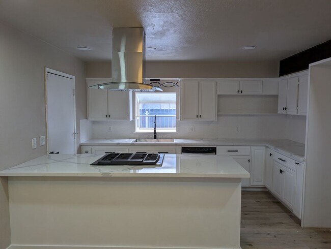 Building Photo - Nice 3 bedroom 2 bathroom Clovis home with modern updates, a nice floor plan and solar. Clovis co...