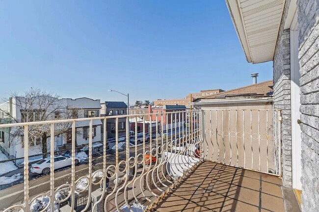 Foto del edificio - 60-63-63 60th Ln