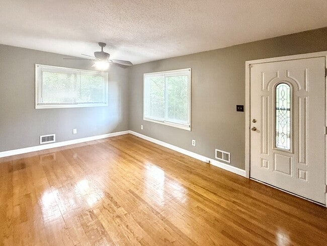 Building Photo - 5830 Walnut Grove Rd