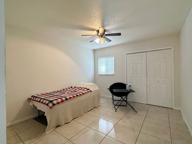 Foto del edificio - "Cozy 1-Bedroom Gem with Elegant Hardwood ...