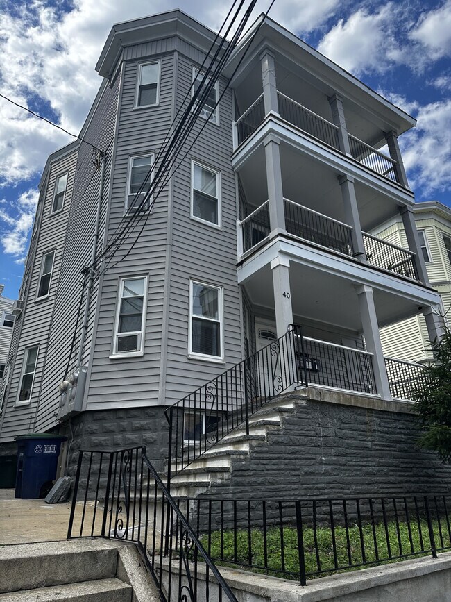 Building Photo - 40 Temple St