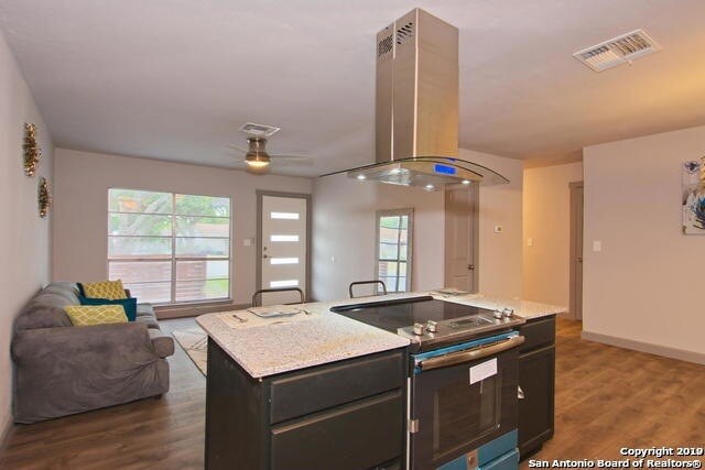 Foto del edificio - 7274 Montgomery Dr
