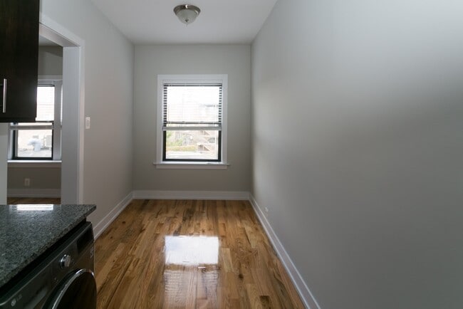 Building Photo - 2249 W Wilson Ave