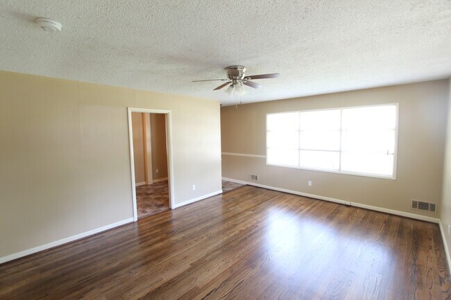 Foto del edificio - New On The Market! What a GREAT HOUSE!! Better Hurry To See This One!!