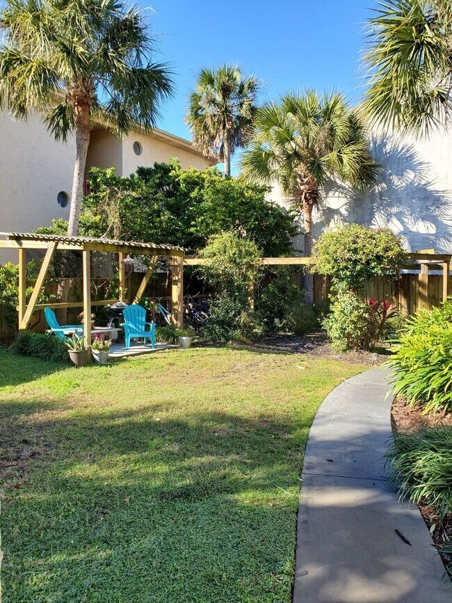 Building Photo - Secluded 1/1 located within walking distance of Jacksonville Beach! Pet Friendly, Lawncare Included!