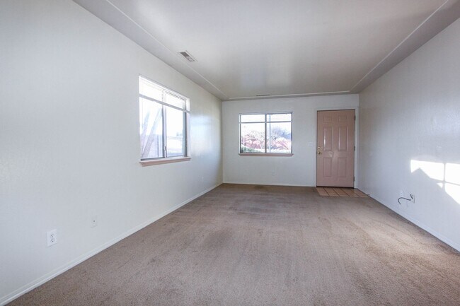 Building Photo - 8040 E Lakeshore Dr