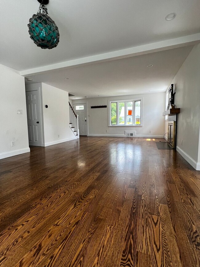 Foto del edificio - Gorgeous, Fully Renovated Newton Highlands...