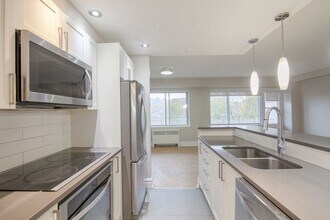 Building Photo - 4555 Av. Bonavista