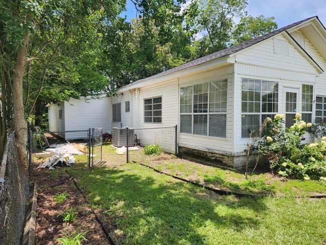 Building Photo - 404 Dubose St