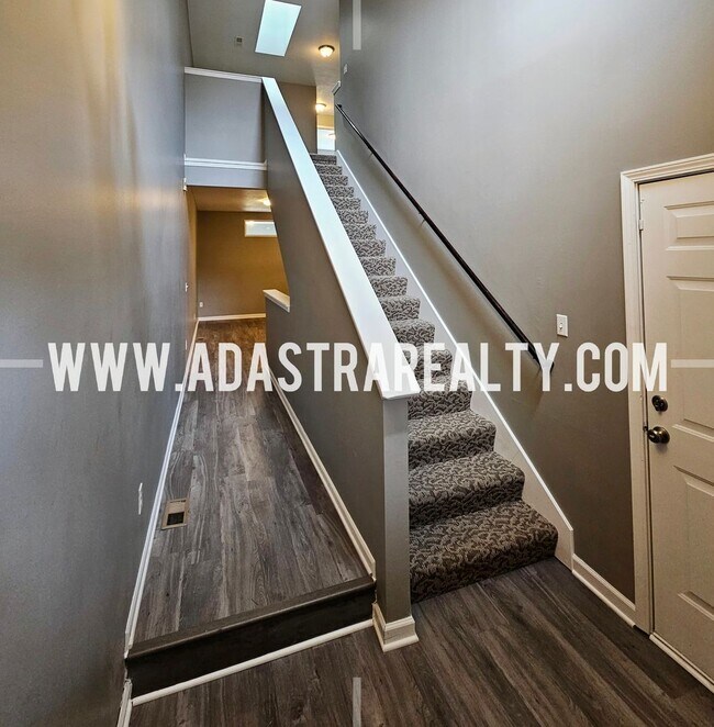 Foto del edificio - Very Spacious Townhome in West Olathe-Available in APRIL!!