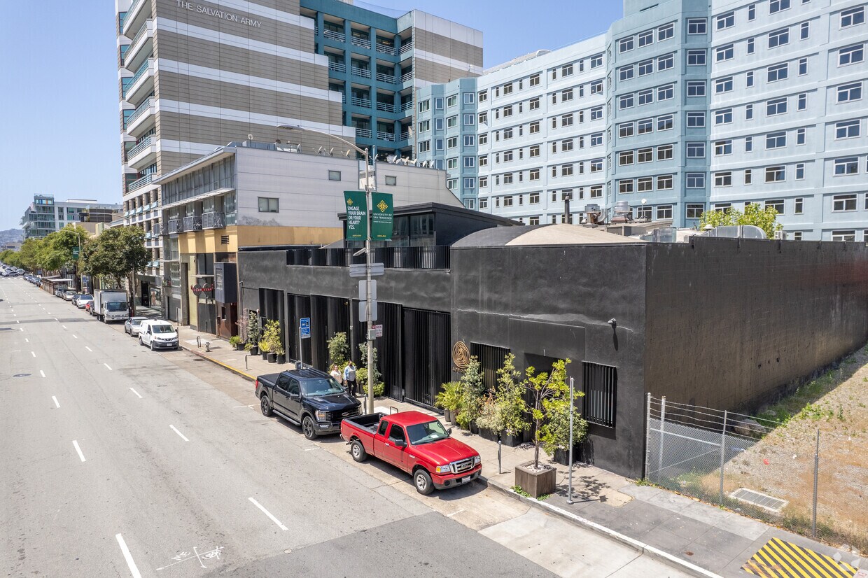 Building PhotoEntrance - 826 Folsom St