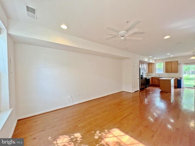 Building Photo - 642 Tivoli Rd
