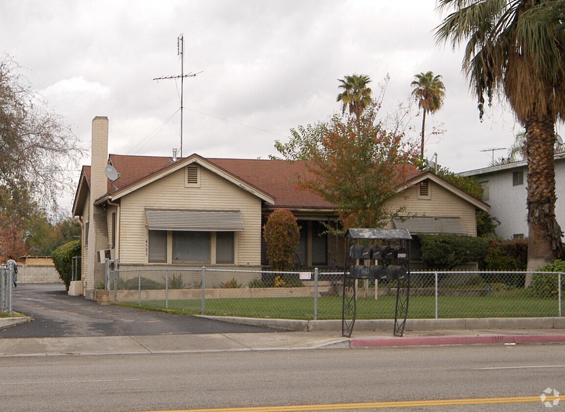 Foto del edificio - 4585-4597 Jurupa Ave