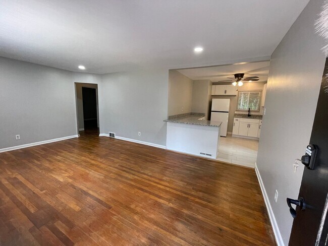 Building Photo - 630 Dornbush St