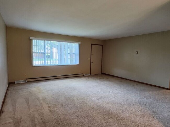 Building Photo - 2 Bed 1 1/2 Bath Duplex on Terre Hautes Northside