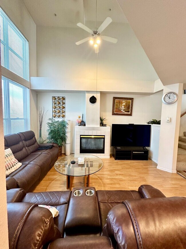 Foto del edificio - Spacious 2 bedroom Townhome with Garage ne...