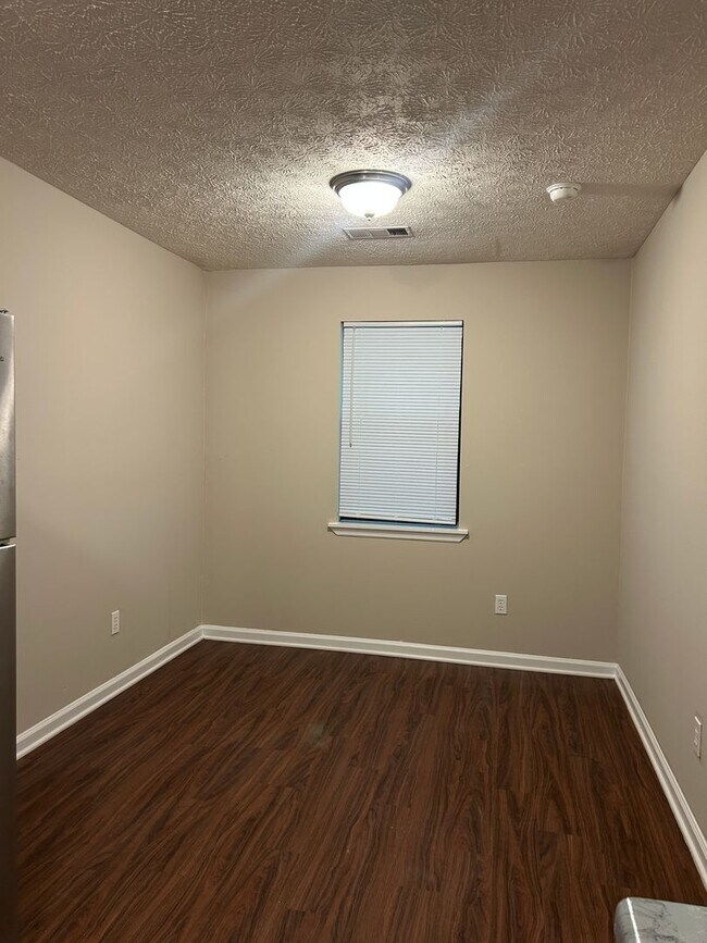 Building Photo - 1011 Wellington Dr