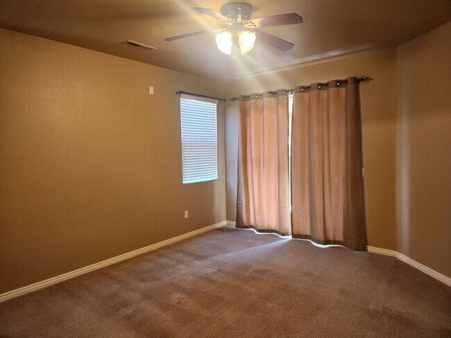Building Photo - Sweet Coral Canyon 3/2 with garage and pri...