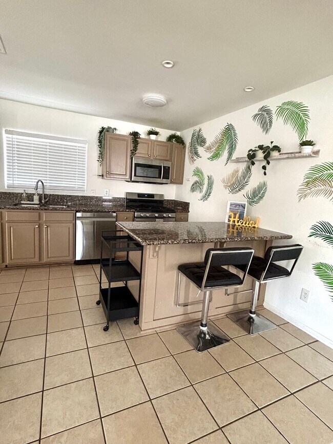 Building Photo - Furnished 3 Bedroom 2 Bathroom Home