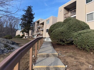 Building Photo - 511 Fox Run Ln