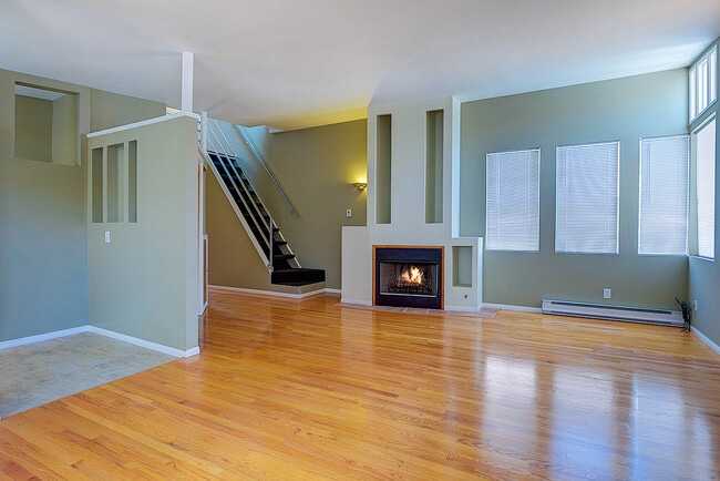 Building Photo - 132 S Sweetzer Ave