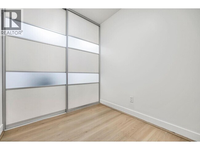 Photo du bâtiment - 500 Royal Ave