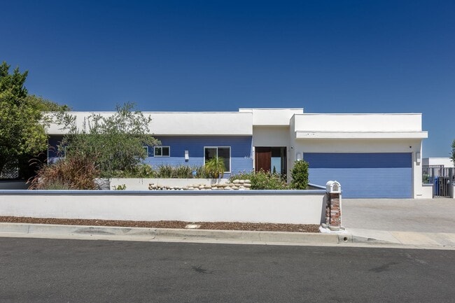 Building Photo - 4 Br 5 Ba with STUNNING VIEWS and Jacuzzi